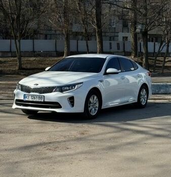 Белый Киа K5, объемом двигателя 2 л и пробегом 186 тыс. км за 12499 $, фото 1 на Automoto.ua