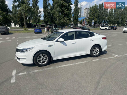 Киа K5 2016 в Киеве на Automoto.ua Белый Киа K5, объемом двигателя 2 л и пробегом 300 тыс. км за 11500 $, фото 1 на Automoto.ua