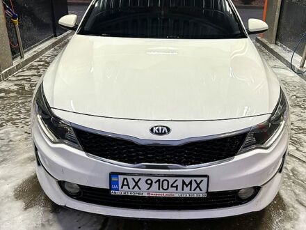 Белый Киа K5, объемом двигателя 2 л и пробегом 271 тыс. км за 10500 $, фото 1 на Automoto.ua