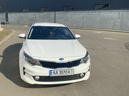 Киа K5 2017 в Киеве на Automoto.ua Белый Киа K5, объемом двигателя 2 л и пробегом 244 тыс. км за 11389 $, фото 1 на Automoto.ua