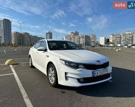 Белый Киа K5, объемом двигателя 2 л и пробегом 370 тыс. км за 10500 $, фото 1 на Automoto.ua
