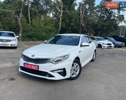 Белый Киа K5, объемом двигателя 2 л и пробегом 324 тыс. км за 11699 $, фото 1 на Automoto.ua