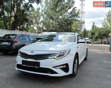 Белый Киа K5, объемом двигателя 2 л и пробегом 358 тыс. км за 11990 $, фото 1 на Automoto.ua