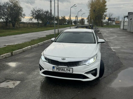 Белый Киа K5, объемом двигателя 2 л и пробегом 157 тыс. км за 14500 $, фото 1 на Automoto.ua