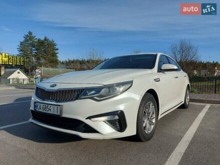 Киа K5 2019 в Киеве на Automoto.ua Белый Киа K5, объемом двигателя 2 л и пробегом 213 тыс. км за 16400 $, фото 1 на Automoto.ua