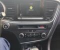 Черный Киа K5, объемом двигателя 2 л и пробегом 190 тыс. км за 12000 $, фото 7 на Automoto.ua