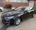 Черный Киа K5, объемом двигателя 2 л и пробегом 224 тыс. км за 12000 $, фото 1 на Automoto.ua