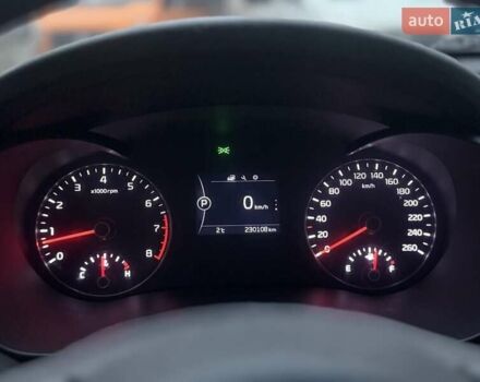 Черный Киа K5, объемом двигателя 2 л и пробегом 330 тыс. км за 10800 $, фото 6 на Automoto.ua