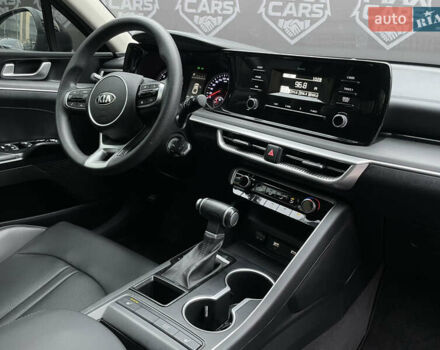 Черный Киа K5, объемом двигателя 2 л и пробегом 155 тыс. км за 19200 $, фото 15 на Automoto.ua