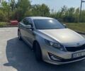 Сірий Кіа K5, об'ємом двигуна 2 л та пробігом 250 тис. км за 10200 $, фото 3 на Automoto.ua