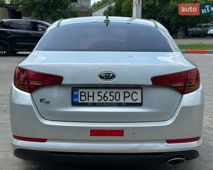 Серый Киа K5, объемом двигателя 2 л и пробегом 220 тыс. км за 8000 $, фото 4 на Automoto.ua