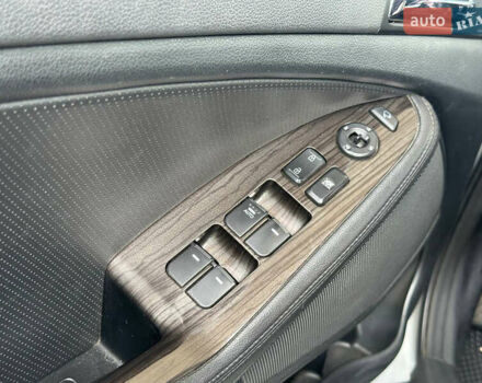 Серый Киа K5, объемом двигателя 2 л и пробегом 220 тыс. км за 8000 $, фото 13 на Automoto.ua