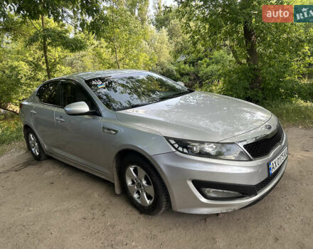 Серый Киа K5, объемом двигателя 2 л и пробегом 300 тыс. км за 7300 $, фото 3 на Automoto.ua