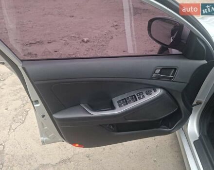 Серый Киа K5, объемом двигателя 2 л и пробегом 350 тыс. км за 7750 $, фото 12 на Automoto.ua