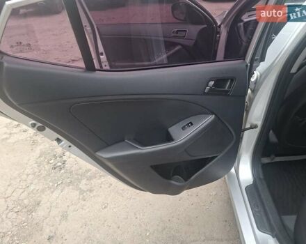 Серый Киа K5, объемом двигателя 2 л и пробегом 350 тыс. км за 7750 $, фото 13 на Automoto.ua