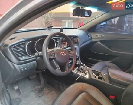 Серый Киа K5, объемом двигателя 2 л и пробегом 420 тыс. км за 9500 $, фото 2 на Automoto.ua