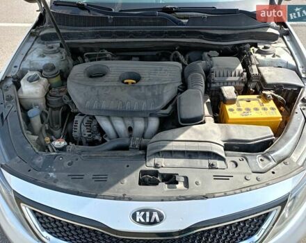 Серый Киа K5, объемом двигателя 2 л и пробегом 300 тыс. км за 8222 $, фото 12 на Automoto.ua