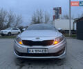 Серый Киа K5, объемом двигателя 2 л и пробегом 300 тыс. км за 8200 $, фото 3 на Automoto.ua