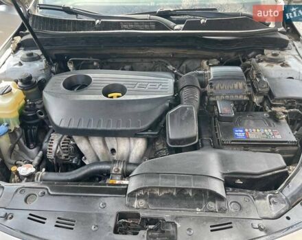 Серый Киа K5, объемом двигателя 2 л и пробегом 186 тыс. км за 8200 $, фото 4 на Automoto.ua