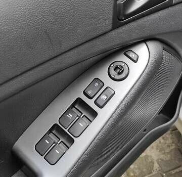 Серый Киа K5, объемом двигателя 2 л и пробегом 222 тыс. км за 10900 $, фото 16 на Automoto.ua