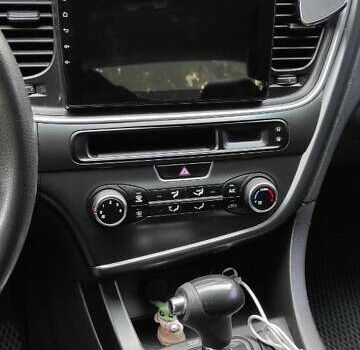 Серый Киа K5, объемом двигателя 2 л и пробегом 222 тыс. км за 10900 $, фото 29 на Automoto.ua