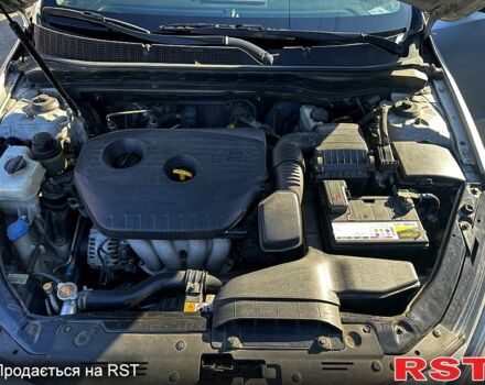 Серый Киа K5, объемом двигателя 2 л и пробегом 215 тыс. км за 8000 $, фото 7 на Automoto.ua