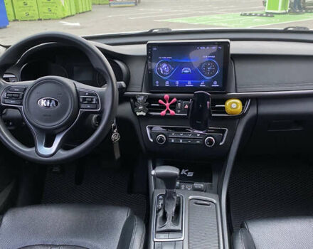 Серый Киа K5, объемом двигателя 2 л и пробегом 350 тыс. км за 10300 $, фото 12 на Automoto.ua