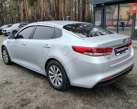 Серый Киа K5, объемом двигателя 2 л и пробегом 314 тыс. км за 10000 $, фото 4 на Automoto.ua