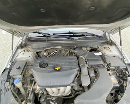 Серый Киа K5, объемом двигателя 2 л и пробегом 350 тыс. км за 10300 $, фото 14 на Automoto.ua