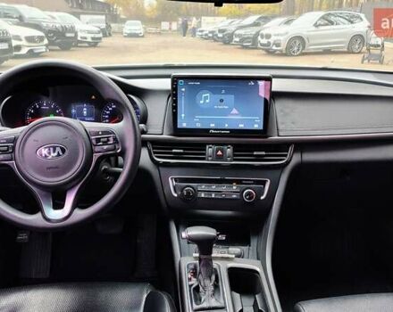 Серый Киа K5, объемом двигателя 2 л и пробегом 314 тыс. км за 10000 $, фото 13 на Automoto.ua