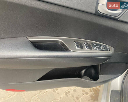 Серый Киа K5, объемом двигателя 2 л и пробегом 338 тыс. км за 12000 $, фото 17 на Automoto.ua