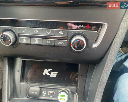Серый Киа K5, объемом двигателя 2 л и пробегом 338 тыс. км за 12000 $, фото 10 на Automoto.ua