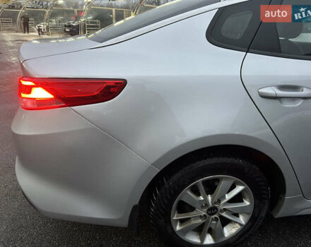 Серый Киа K5, объемом двигателя 2 л и пробегом 200 тыс. км за 11300 $, фото 13 на Automoto.ua