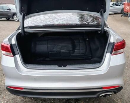 Серый Киа K5, объемом двигателя 2 л и пробегом 314 тыс. км за 10000 $, фото 14 на Automoto.ua