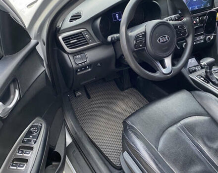 Серый Киа K5, объемом двигателя 2 л и пробегом 350 тыс. км за 10300 $, фото 13 на Automoto.ua