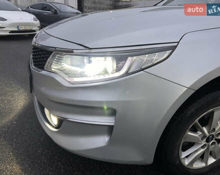 Серый Киа K5, объемом двигателя 2 л и пробегом 200 тыс. км за 11300 $, фото 5 на Automoto.ua