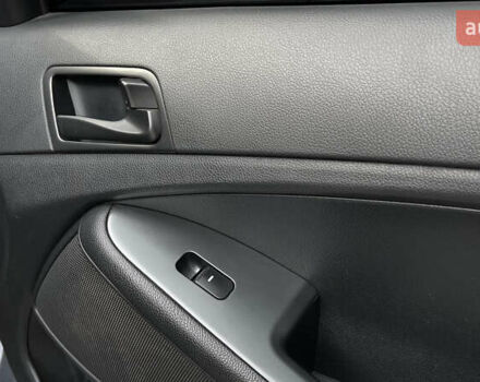 Серый Киа K5, объемом двигателя 2 л и пробегом 197 тыс. км за 11000 $, фото 28 на Automoto.ua