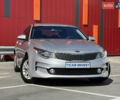 Серый Киа K5, объемом двигателя 2 л и пробегом 240 тыс. км за 12500 $, фото 1 на Automoto.ua
