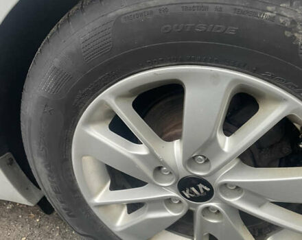 Сірий Кіа K5, об'ємом двигуна 2 л та пробігом 350 тис. км за 11200 $, фото 10 на Automoto.ua