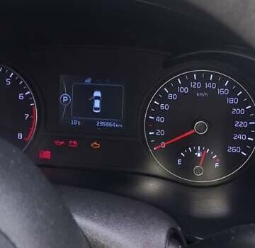Сірий Кіа K5, об'ємом двигуна 2 л та пробігом 240 тис. км за 12000 $, фото 10 на Automoto.ua