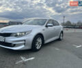 Серый Киа K5, объемом двигателя 2 л и пробегом 300 тыс. км за 10300 $, фото 1 на Automoto.ua