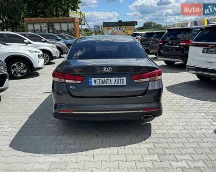 Серый Киа K5, объемом двигателя 2 л и пробегом 257 тыс. км за 12200 $, фото 4 на Automoto.ua