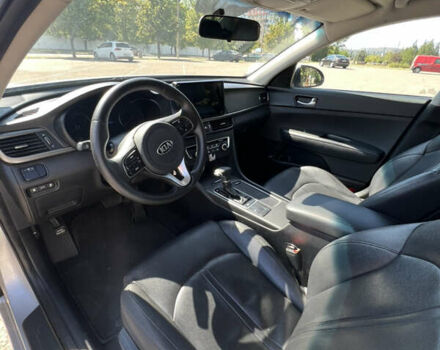 Серый Киа K5, объемом двигателя 2 л и пробегом 220 тыс. км за 12250 $, фото 5 на Automoto.ua