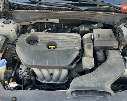 Сірий Кіа K5, об'ємом двигуна 2 л та пробігом 267 тис. км за 13700 $, фото 6 на Automoto.ua