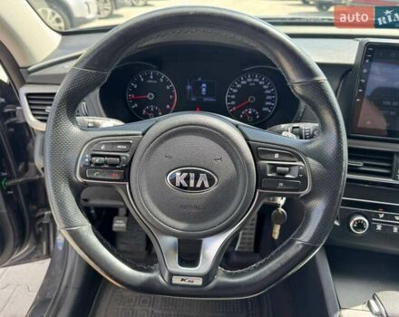 Серый Киа K5, объемом двигателя 2 л и пробегом 257 тыс. км за 12200 $, фото 9 на Automoto.ua