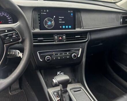 Серый Киа K5, объемом двигателя 2 л и пробегом 244 тыс. км за 11990 $, фото 12 на Automoto.ua