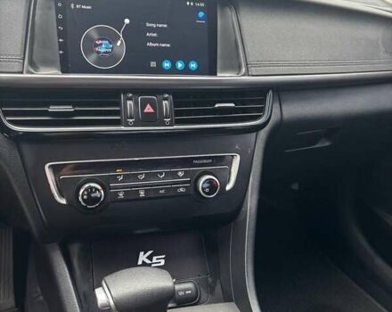 Серый Киа K5, объемом двигателя 2 л и пробегом 244 тыс. км за 11990 $, фото 7 на Automoto.ua