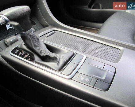 Серый Киа K5, объемом двигателя 2 л и пробегом 327 тыс. км за 11600 $, фото 64 на Automoto.ua