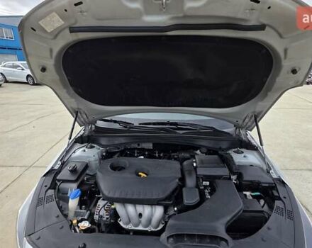 Серый Киа K5, объемом двигателя 2 л и пробегом 190 тыс. км за 12490 $, фото 10 на Automoto.ua