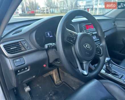 Серый Киа K5, объемом двигателя 2 л и пробегом 292 тыс. км за 11000 $, фото 18 на Automoto.ua
